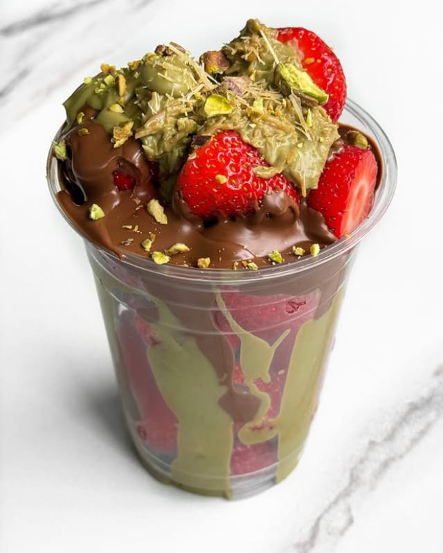 Dubai Chocolate Strawberry Cup.